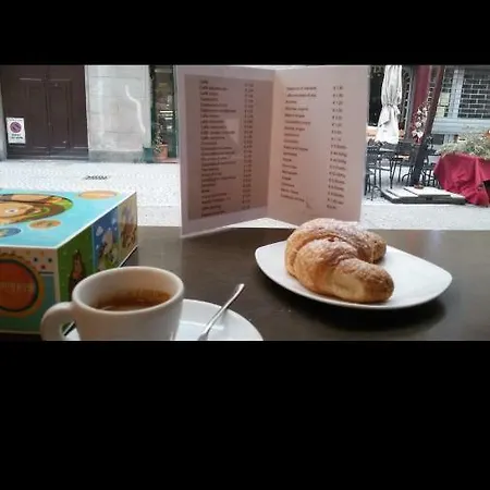 At Center Town Konukevi